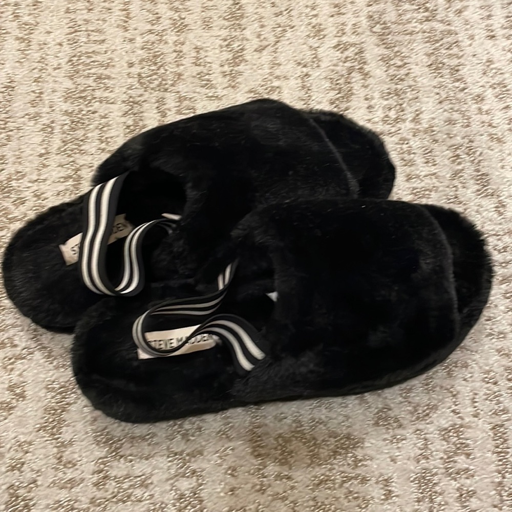 Steve Madden black puffy slippers